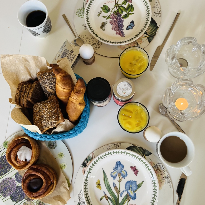 Morgenbord med kaffe, brød og croissanter.